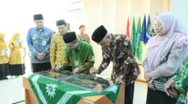 Saat penandatanganan fasilitas Gedung baru RSU PKU Mohamadiyah Banjarnegara oleh Ketua Umum pusat Mohamadiyah Busro Mukodas dan Ketua Umum pimpinan pusat Jawa Tengah Drs.Tafsir.M.a.g, di dampingi oleh dr.Bugar Wijiseno dan Bupati dr.Amalia Desiana serta Wakil Bupati Wachid Jumali Lc.(Dok.Kominfo Bna/Berita  Fakta.id)