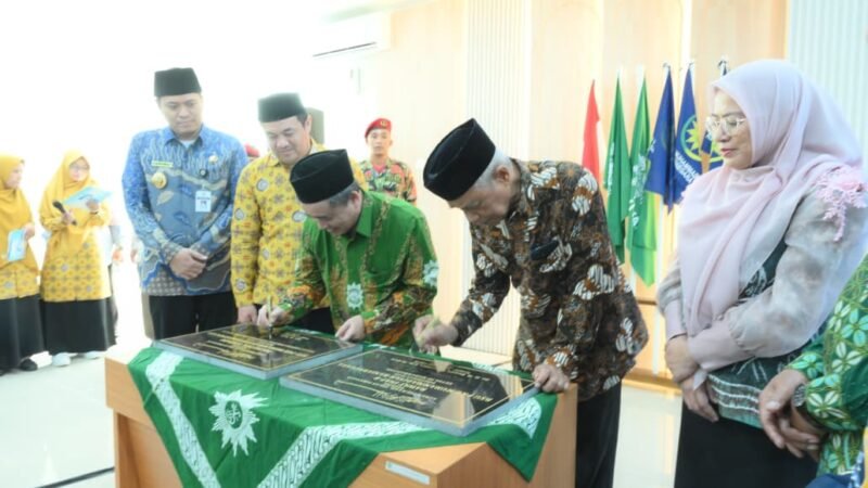 Saat penandatanganan fasilitas Gedung baru RSU PKU Mohamadiyah Banjarnegara oleh Ketua Umum pusat Mohamadiyah Busro Mukodas dan Ketua Umum pimpinan pusat Jawa Tengah Drs.Tafsir.M.a.g, di dampingi oleh dr.Bugar Wijiseno dan Bupati dr.Amalia Desiana serta Wakil Bupati Wachid Jumali Lc.(Dok.Kominfo Bna/Berita  Fakta.id)