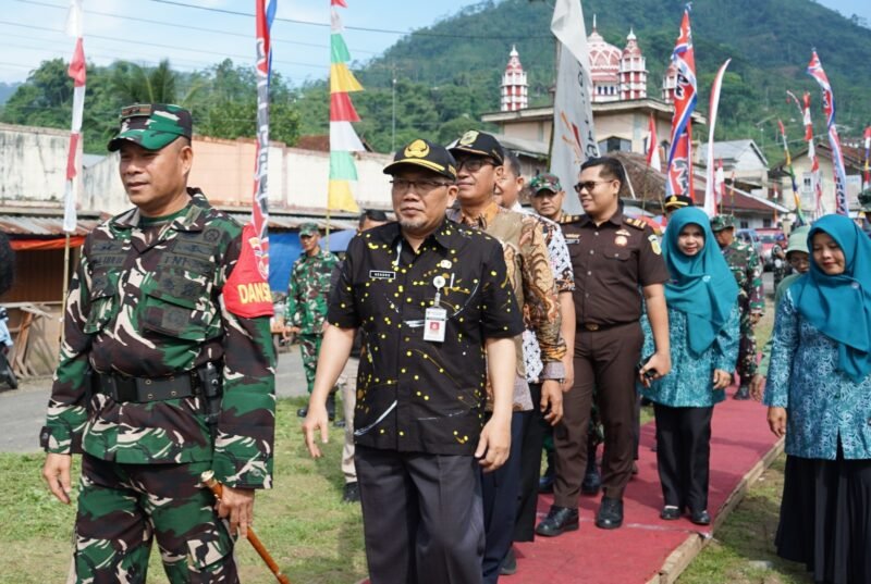 Hendro Cahyono, SE, MSi saat berada di upacara peresmian penutupan TMMD sengkunyung Desa Lawen,Kecamatan Pandanarum, Kabupaten Banjarnegara.(Dok.Kominfo Bna/Berita Fakta.id)