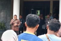 Hendro Cahyono, SE,M.S.i Sekda Banjarnegara penuh keakraban dengan para ASN di halaman kantor Sekda, saat memberikan sambutan pada Acara Pisah sambut dengan PJ sekda Tursiman.(Dok.Ahr Kominfo Bna/Berita Fakta.id)