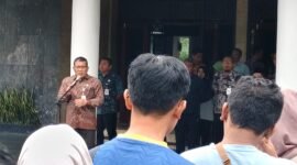 Hendro Cahyono, SE,M.S.i Sekda Banjarnegara penuh keakraban dengan para ASN di halaman kantor Sekda, saat memberikan sambutan pada Acara Pisah sambut dengan PJ sekda Tursiman.(Dok.Ahr Kominfo Bna/Berita Fakta.id)