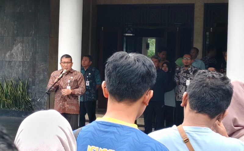 Hendro Cahyono, SE,M.S.i Sekda Banjarnegara penuh keakraban dengan para ASN di halaman kantor Sekda, saat memberikan sambutan pada Acara Pisah sambut dengan PJ sekda Tursiman.(Dok.Ahr Kominfo Bna/Berita Fakta.id)