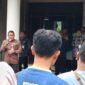 Hendro Cahyono, SE,M.S.i Sekda Banjarnegara penuh keakraban dengan para ASN di halaman kantor Sekda, saat memberikan sambutan pada Acara Pisah sambut dengan PJ sekda Tursiman.(Dok.Ahr Kominfo Bna/Berita Fakta.id)