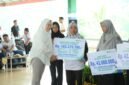 Bupati Banjarnegara Amalia Desiana dalam momentum Peringatan hari buruh international 2026 memberikan santuan kecelakaan kerja untuk para buruh.(Dok.Kominfo Bna/Berita fakta.id)