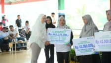 Bupati Banjarnegara Amalia Desiana dalam momentum Peringatan hari buruh international 2026 memberikan santuan kecelakaan kerja untuk para buruh.(Dok.Kominfo Bna/Berita fakta.id)