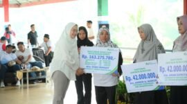 Bupati Banjarnegara Amalia Desiana dalam momentum Peringatan hari buruh international 2026 memberikan santuan kecelakaan kerja untuk para buruh.(Dok.Kominfo Bna/Berita fakta.id)