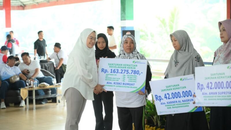 Bupati Banjarnegara Amalia Desiana dalam momentum Peringatan hari buruh international 2026 memberikan santuan kecelakaan kerja untuk para buruh.(Dok.Kominfo Bna/Berita fakta.id)