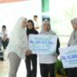 Bupati Banjarnegara Amalia Desiana dalam momentum Peringatan hari buruh international 2026 memberikan santuan kecelakaan kerja untuk para buruh.(Dok.Kominfo Bna/Berita fakta.id)