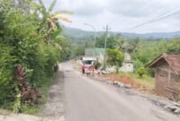 Nampak pekerjaan proyek peningkatan infrastruktur ruas jalan Merden- Lawang Awu sudah di mulai star di bulan april. 
(Dok fhoto: Berita Fakta.id)