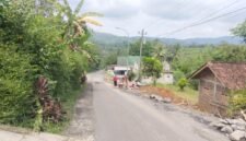 Nampak pekerjaan proyek peningkatan infrastruktur ruas jalan Merden- Lawang Awu sudah di mulai star di bulan april. 
(Dok fhoto: Berita Fakta.id)