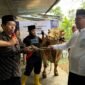 Prosesi penyerahan bantuan kurban  sapi 1,2 ton dari Presiden Prabowo oleh Hendro Cahyono Sekda Banjarnegara secara simbolis ke Chartun Kades Gumelem Wetan.(Dok.Kominfo/Berita Fakta.id)