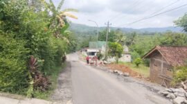 Nampak pekerjaan proyek peningkatan infrastruktur ruas jalan Merden- Lawang Awu sudah di mulai star di bulan april.
(Dok fhoto: Berita Fakta.id)