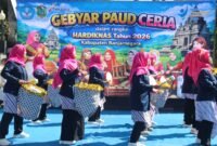 Para Bunda PAUD Perform membawakan hiburan atraksi tari dan kesenian, menabuh alat perkusi.(Dok.Kominfo Bna/BeritaFakta.id)