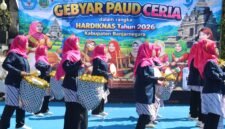 Para Bunda PAUD Perform membawakan hiburan atraksi tari dan kesenian, menabuh alat perkusi.(Dok.Kominfo Bna/BeritaFakta.id)