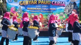 Para Bunda PAUD Perform membawakan hiburan atraksi tari dan kesenian, menabuh alat perkusi.(Dok.Kominfo Bna/BeritaFakta.id)