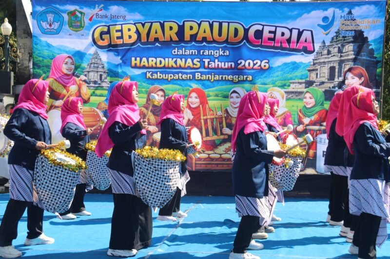 Para Bunda PAUD Perform membawakan hiburan atraksi tari dan kesenian, menabuh alat perkusi.(Dok.Kominfo Bna/BeritaFakta.id)
