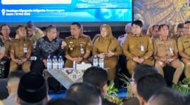 Kunjungan Gubernur Jateng  Ahmad Lutfi dalam acara Gerakan Pangan Murah Pemkab Banjarnegara di Desa Gumiwang.(Dok Kominfo Bna)
