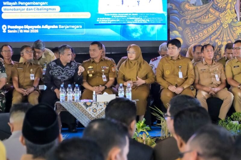 Kunjungan Gubernur Jateng  Ahmad Lutfi dalam acara Gerakan Pangan Murah Pemkab Banjarnegara di Desa Gumiwang.(Dok Kominfo Bna)