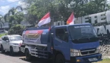 Truk tangki Koperasi BME Blora mengangkut sampel minyak mentah hasil sumur rakyat dari Desa Plantungan, Kecamatan Blora, untuk dikirim ke Pertamina guna menjalani uji kualitas dan kelayakan produksi. (Doc. Istimewa).