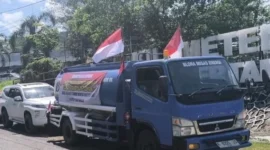 Truk tangki Koperasi BME Blora mengangkut sampel minyak mentah hasil sumur rakyat dari Desa Plantungan, Kecamatan Blora, untuk dikirim ke Pertamina guna menjalani uji kualitas dan kelayakan produksi. (Doc. Istimewa).