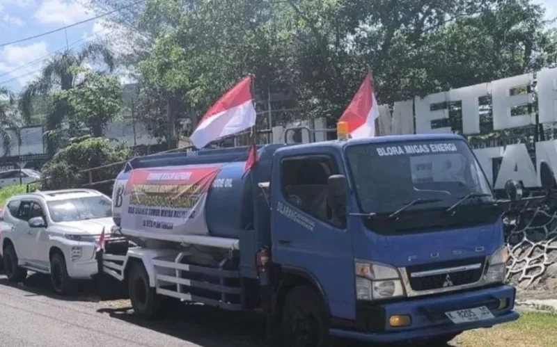 Truk tangki Koperasi BME Blora mengangkut sampel minyak mentah hasil sumur rakyat dari Desa Plantungan, Kecamatan Blora, untuk dikirim ke Pertamina guna menjalani uji kualitas dan kelayakan produksi. (Doc. Istimewa).