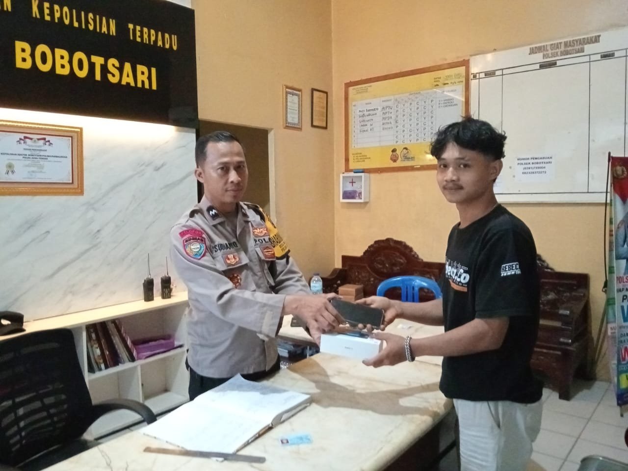 Polsek Bobotsari Serahkan HP Temuan kepada Pemiliknya