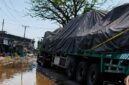 Pekerjaan perbaikan jalan di kawasan Kosambi, Kabupaten Tangerang, masih berlangsung dan menyebabkan arus kendaraan melambat pada beberapa titik.