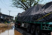 Pekerjaan perbaikan jalan di kawasan Kosambi, Kabupaten Tangerang, masih berlangsung dan menyebabkan arus kendaraan melambat pada beberapa titik.