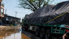 Pekerjaan perbaikan jalan di kawasan Kosambi, Kabupaten Tangerang, masih berlangsung dan menyebabkan arus kendaraan melambat pada beberapa titik.