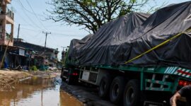 Pekerjaan perbaikan jalan di kawasan Kosambi, Kabupaten Tangerang, masih berlangsung dan menyebabkan arus kendaraan melambat pada beberapa titik.