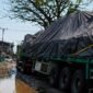 Pekerjaan perbaikan jalan di kawasan Kosambi, Kabupaten Tangerang, masih berlangsung dan menyebabkan arus kendaraan melambat pada beberapa titik.