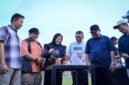 BupatiBsnjarnegara dr. Amalia Desiana didampingi Sekda Hendro Cahyono dan Kepala Dinas Pariwisata dan Kebudayaan Tursiman mencoba meracik kopi dieng pada ajang Ajang ‘Road to Festival Kopi Dieng’.(foto/ahr)