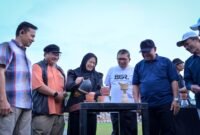 BupatiBsnjarnegara dr. Amalia Desiana didampingi Sekda Hendro Cahyono dan Kepala Dinas Pariwisata dan Kebudayaan Tursiman mencoba meracik kopi dieng pada ajang Ajang ‘Road to Festival Kopi Dieng’.(foto/ahr)