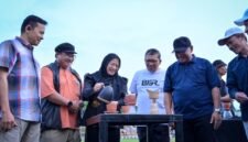 BupatiBsnjarnegara dr. Amalia Desiana didampingi Sekda Hendro Cahyono dan Kepala Dinas Pariwisata dan Kebudayaan Tursiman mencoba meracik kopi dieng pada ajang Ajang ‘Road to Festival Kopi Dieng’.(foto/ahr)
