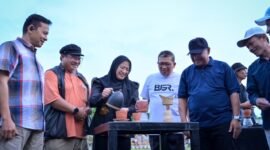 BupatiBsnjarnegara dr. Amalia Desiana didampingi Sekda Hendro Cahyono dan Kepala Dinas Pariwisata dan Kebudayaan Tursiman mencoba meracik kopi dieng pada ajang Ajang ‘Road to Festival Kopi Dieng’.(foto/ahr)