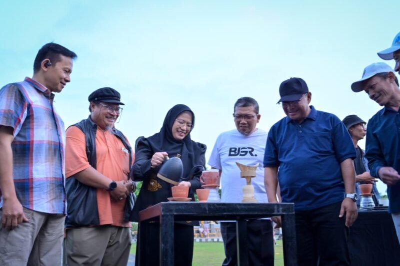 BupatiBsnjarnegara dr. Amalia Desiana didampingi Sekda Hendro Cahyono dan Kepala Dinas Pariwisata dan Kebudayaan Tursiman mencoba meracik kopi dieng pada ajang Ajang ‘Road to Festival Kopi Dieng’.(foto/ahr)