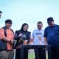 BupatiBsnjarnegara dr. Amalia Desiana didampingi Sekda Hendro Cahyono dan Kepala Dinas Pariwisata dan Kebudayaan Tursiman mencoba meracik kopi dieng pada ajang Ajang ‘Road to Festival Kopi Dieng’.(foto/ahr)