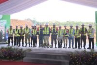 Sejumlah pejabatDirektur Panas Bumi, Direktorat Jenderal Energi Baru Terbarukan dan Konservasi Energi (EBTKE), Kementerian Energi dan Sumber Daya Mineral (ESDM), Priatin Hadi Wijaya, bersama Direktur Utama GDE, Yudistian Yunis, Komisaris Utama GDE, Heri Setiawan, Vice President Onshore Division PT Timas Suplindo, Mukti M. Solichin, Direktur Utama PT Rekayasa Engineering, Donal Silitonga, Gubernur Jawa Tengah yang diwakili Kepala Biro Perekonomian, Johan Hadiyanto, Bupati Banjarnegara yang diwakili Asisten Ekonomi dan Pembangunan, Mohamad Iqbal, Bupati Wonosobo yang diwakili oleh Sekretaris Daerah Wonosobo, One Andang Wardoyo, serta jajaran Forkopimda Provinsi Jawa Tengah, Kabupaten Banjarnegara, dan Kabupaten Wonosobo melakukan penekanan tombol sebagai tanda dimulainya pembangunan PLTP 2 Dieng (foto/ahr)