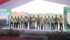 Sejumlah pejabatDirektur Panas Bumi, Direktorat Jenderal Energi Baru Terbarukan dan Konservasi Energi (EBTKE), Kementerian Energi dan Sumber Daya Mineral (ESDM), Priatin Hadi Wijaya, bersama Direktur Utama GDE, Yudistian Yunis, Komisaris Utama GDE, Heri Setiawan, Vice President Onshore Division PT Timas Suplindo, Mukti M. Solichin, Direktur Utama PT Rekayasa Engineering, Donal Silitonga, Gubernur Jawa Tengah yang diwakili Kepala Biro Perekonomian, Johan Hadiyanto, Bupati Banjarnegara yang diwakili Asisten Ekonomi dan Pembangunan, Mohamad Iqbal, Bupati Wonosobo yang diwakili oleh Sekretaris Daerah Wonosobo, One Andang Wardoyo, serta jajaran Forkopimda Provinsi Jawa Tengah, Kabupaten Banjarnegara, dan Kabupaten Wonosobo melakukan penekanan tombol sebagai tanda dimulainya pembangunan PLTP 2 Dieng (foto/ahr)