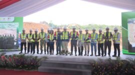 Sejumlah pejabatDirektur Panas Bumi, Direktorat Jenderal Energi Baru Terbarukan dan Konservasi Energi (EBTKE), Kementerian Energi dan Sumber Daya Mineral (ESDM), Priatin Hadi Wijaya, bersama Direktur Utama GDE, Yudistian Yunis, Komisaris Utama GDE, Heri Setiawan, Vice President Onshore Division PT Timas Suplindo, Mukti M. Solichin, Direktur Utama PT Rekayasa Engineering, Donal Silitonga, Gubernur Jawa Tengah yang diwakili Kepala Biro Perekonomian, Johan Hadiyanto, Bupati Banjarnegara yang diwakili Asisten Ekonomi dan Pembangunan, Mohamad Iqbal, Bupati Wonosobo yang diwakili oleh Sekretaris Daerah Wonosobo, One Andang Wardoyo, serta jajaran Forkopimda Provinsi Jawa Tengah, Kabupaten Banjarnegara, dan Kabupaten Wonosobo melakukan penekanan tombol sebagai tanda dimulainya pembangunan PLTP 2 Dieng (foto/ahr)
