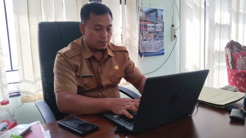 Ibnu Adi Subagyo, S.STP, MAP Kabid Penagihan dan Pelaporan Pendapatan Daerah BPPKAD Banjarnrgara saat berada di ruangannya.(Dok.Berita Fakta.id)