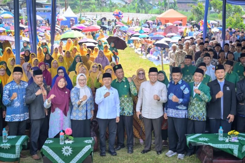 nampak Usai acara Wamen dikdasmen RI Fajar Riza UI Haq bersama dengan Sekda Banjarnegara Hendro cahyono, Ketua DPRD Slamet,serta Jajar Pemkab dan PAC Mohamadiyah Wanayasa.(Dok.Kominfo/Berita Fakta)