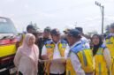 Dirjen Kementrian DPUPR SDA Arnold Aristoteles saat berada di Desa Gemuruh, Kecamatan Bawang, Kabupaten Banjarnegara, dalam rangka melakukan peninjauan Rehabilitasi Pembangunan Tanggul Karang Anyar yang tempo hari putus dan mengakibatkan tanah longsor, nampak di dampingi Kepala BBWSO Maryadi Utama dan Bupati Amalia Desiana serta jajarannya.(Dok.Berita Fakta.id)