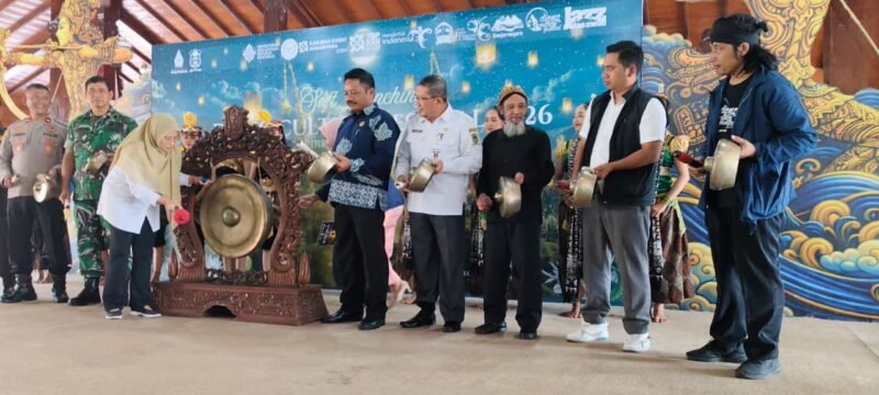 Bupati Banjarnegara Amalia Desiana resmi membuka Dieng Culture Festival(DCF) di Pendopo Dipayudha Adigraha.(Dok.Kominfo Bna/Berita Fakta.id)