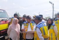 Dirjen Kementrian DPUPR SDA Arnold Aristoteles saat berada di Desa Gemuruh, Kecamatan Bawang, Kabupaten Banjarnegara, dalam rangka melakukan peninjauan Rehabilitasi Pembangunan Tanggul Karang Anyar yang tempo hari putus dan mengakibatkan tanah longsor, nampak di dampingi Kepala BBWSO Maryadi Utama dan Bupati Amalia Desiana serta jajarannya.(Dok.Berita Fakta.id)