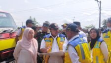 Dirjen Kementrian DPUPR SDA Arnold Aristoteles saat berada di Desa Gemuruh, Kecamatan Bawang, Kabupaten Banjarnegara, dalam rangka melakukan peninjauan Rehabilitasi Pembangunan Tanggul Karang Anyar yang tempo hari putus dan mengakibatkan tanah longsor, nampak di dampingi Kepala BBWSO Maryadi Utama dan Bupati Amalia Desiana serta jajarannya.(Dok.Berita Fakta.id)