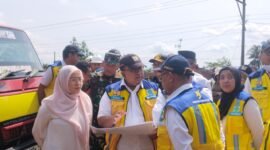 Dirjen Kementrian DPUPR SDA Arnold Aristoteles saat berada di Desa Gemuruh, Kecamatan Bawang, Kabupaten Banjarnegara, dalam rangka melakukan peninjauan Rehabilitasi Pembangunan Tanggul Karang Anyar yang tempo hari putus dan mengakibatkan tanah longsor, nampak di dampingi Kepala BBWSO Maryadi Utama dan Bupati Amalia Desiana serta jajarannya.(Dok.Berita Fakta.id)