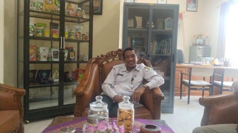 Firman Sapta Adi, S.PT Kadis DPPKP Kabupaten Banjarnegara saat di wawancarai oleh Awak Media di kantornya.(Dok.Berita Fakta.id)