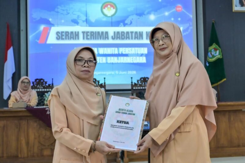 Ketua Dharma Wanita Persatuan (DPW) Banjarnegara Farida Hendro Cahyono resmi menggantikan Heni Yuliati Tursiman, saat acara serah Terima.(Dok.Kominfo.Bna/Berita Fakta.id)