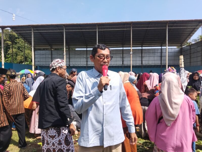 Martoyo S.sos saat berada di lapangan Maero Koco dalam pelaksanaan Perayaan tahun Jawa atau Sadran 2026, Desa  Kemranggon, Kecamatan Susukan, Kabupaten Banjarnegara.(Dok.Bas/Berita Fakta.id)